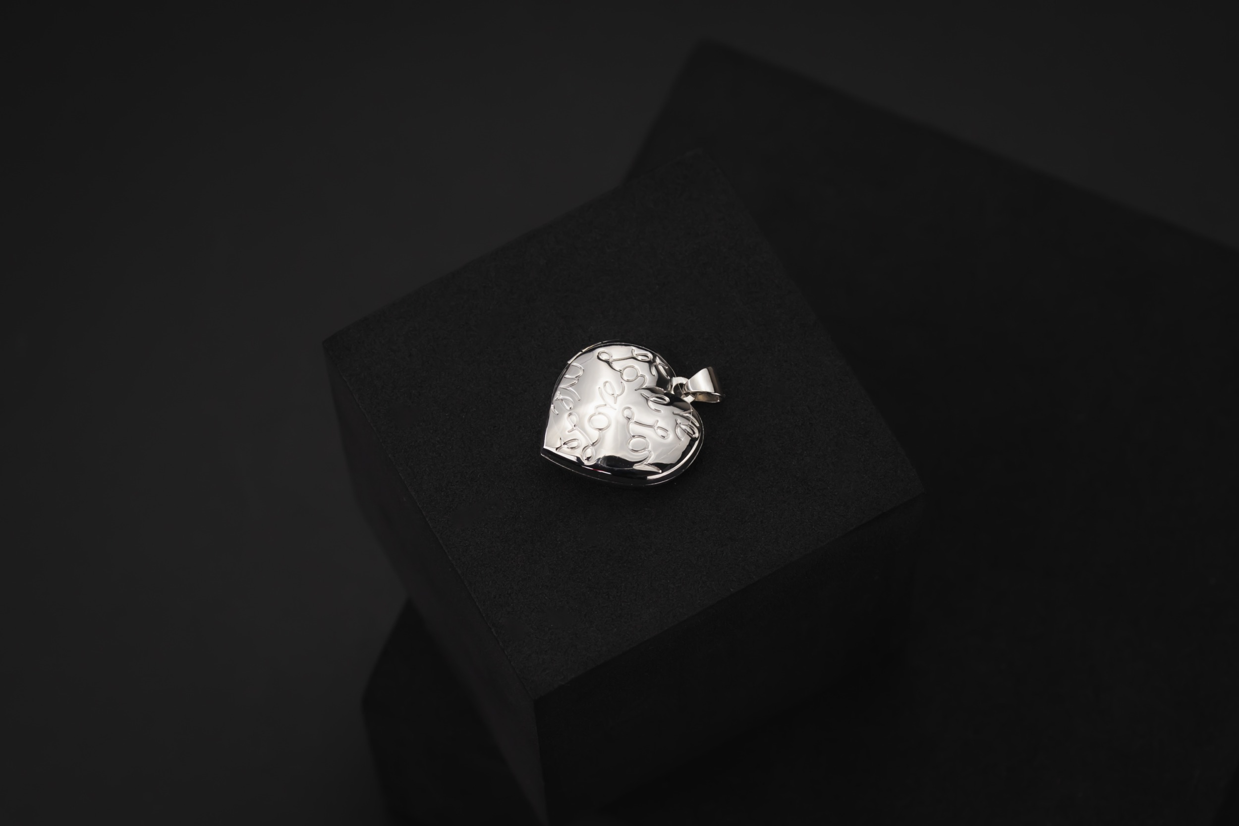 9ct White Gold Heart Shaped Family Locket 1.49g