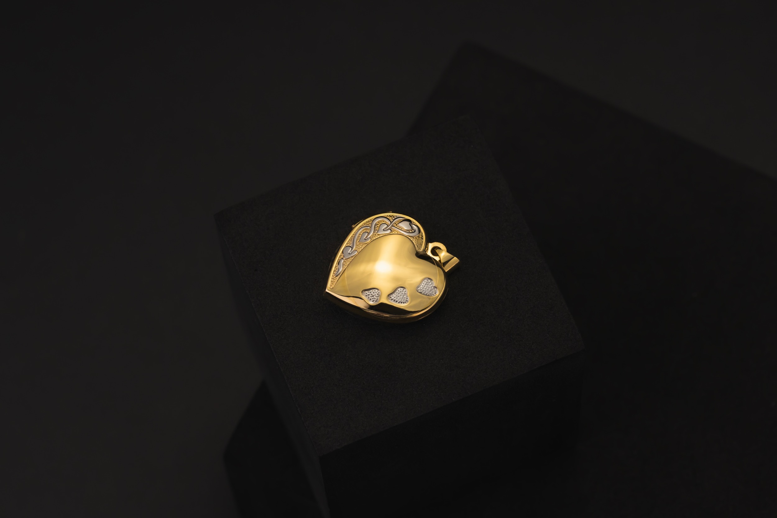 9ct Yellow Gold Heart Shaped Family Locket 2.61g