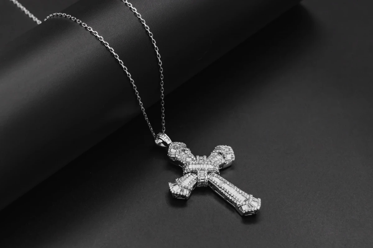 18ct White gold diamond cross pendant 3.40ct VS