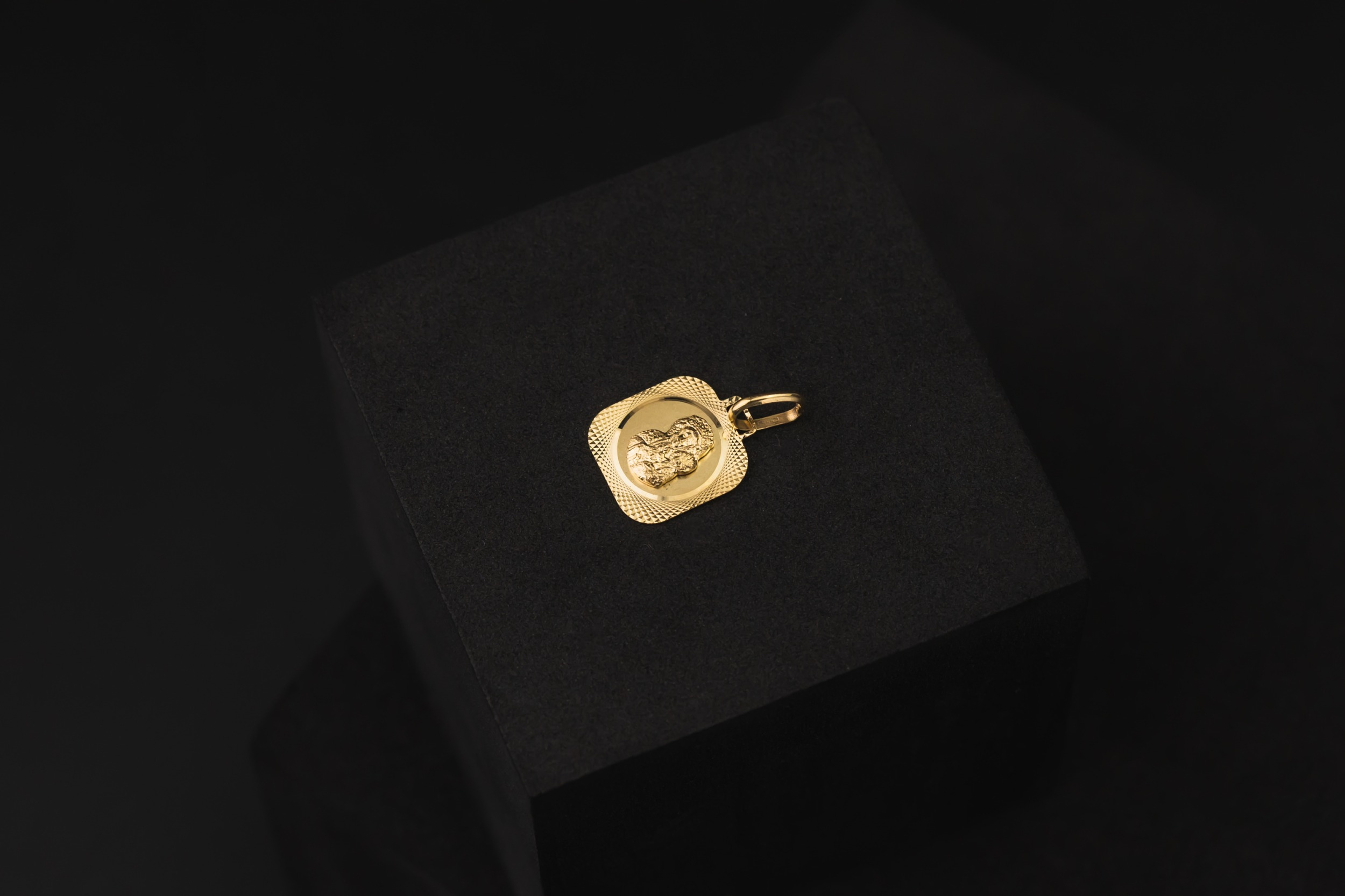 9ct Yellow Gold Mary & Child Mini Pendant 0.90g