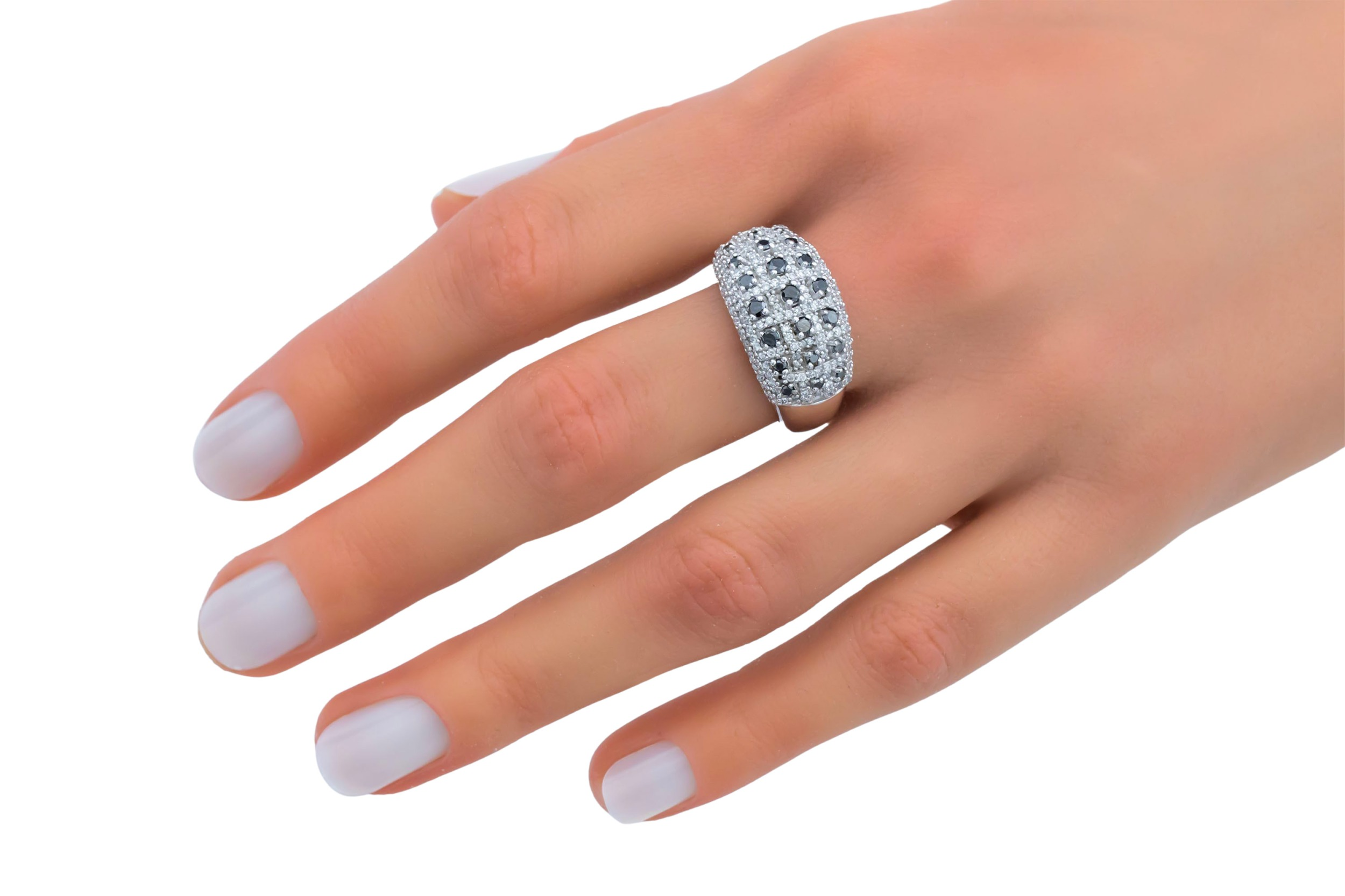 9ct White Gold Black & White Diamond Ring 0.68ct 6g