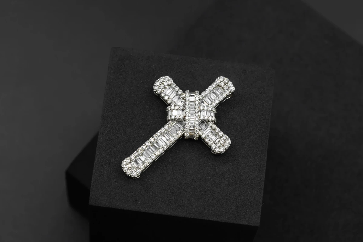 18ct White Gold Diamond Cross Pendant 2.77cts