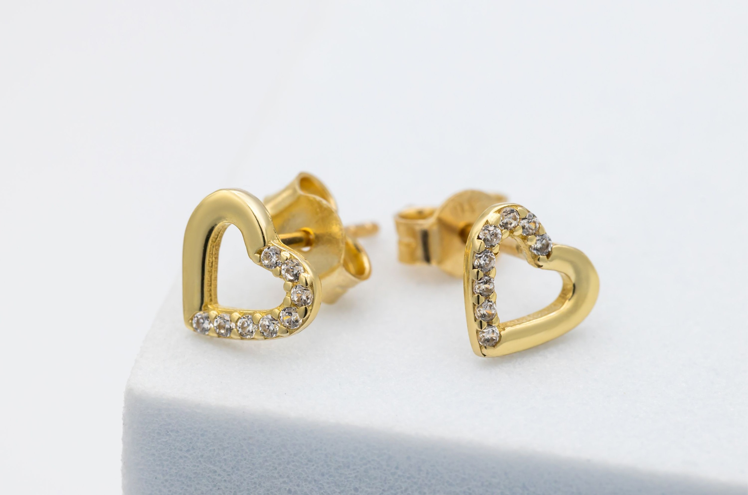 9ct Yellow Gold Medium Half Cubic Zirconia Heart Stud Earrings 0.9g
