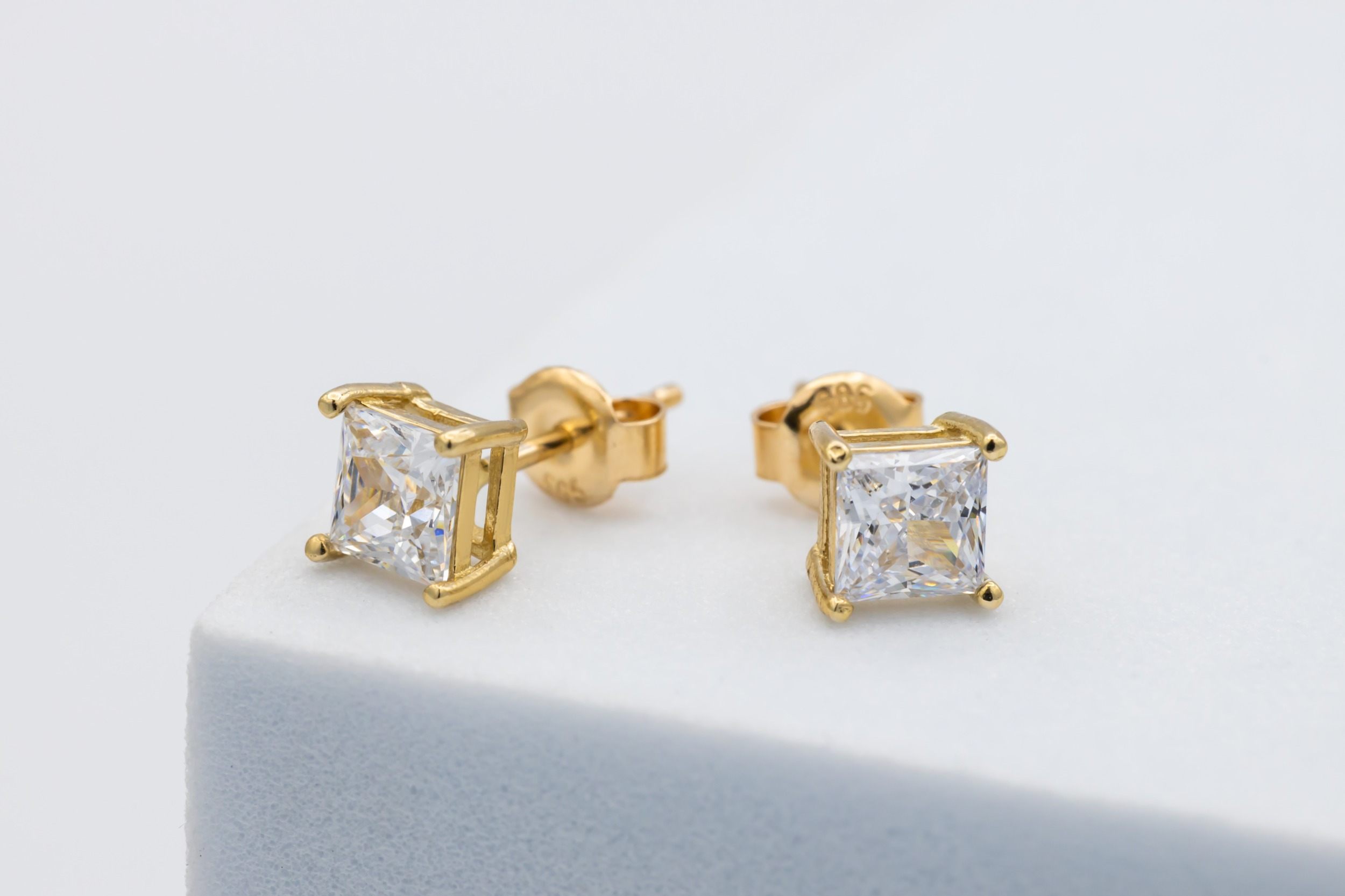 9ct Yellow Gold Medium Princess Cut Cubic Zirconia Stud Earrings 1.7g