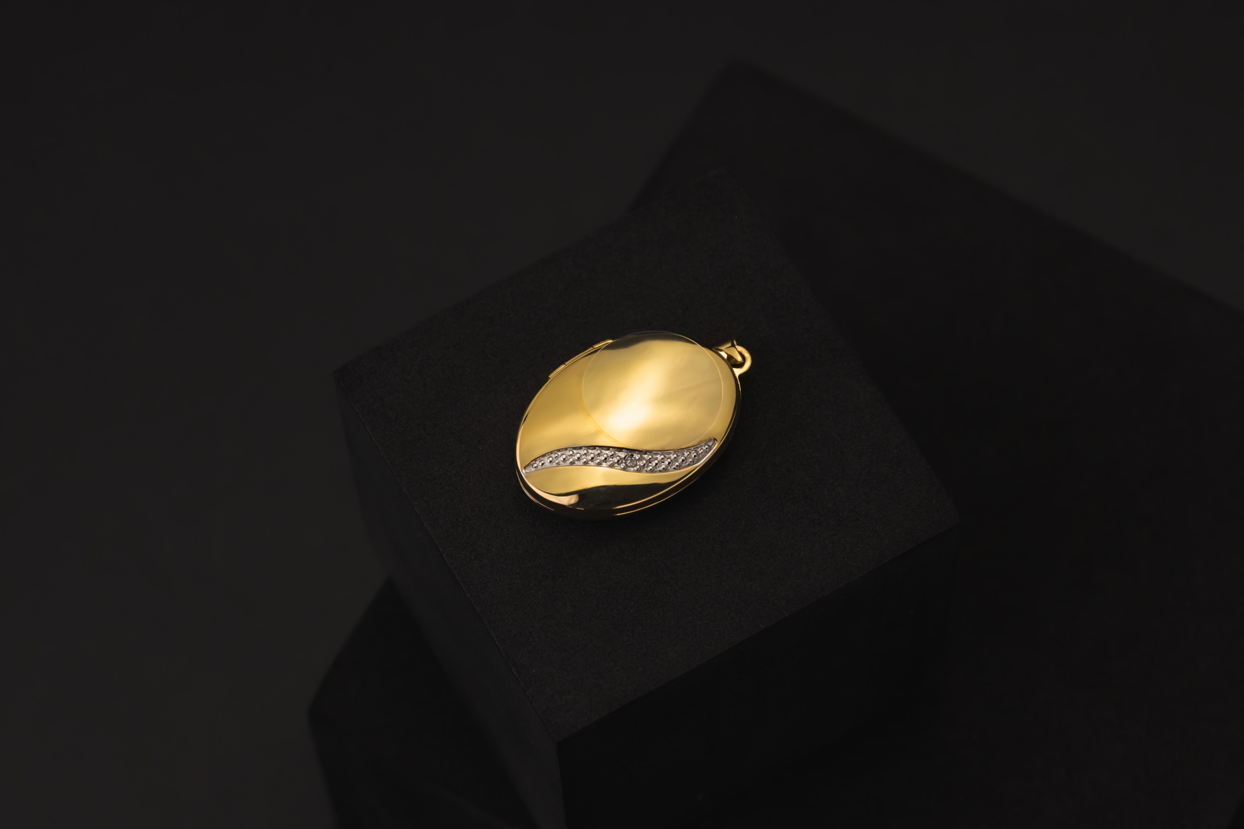 9ct Yellow Gold Oval Shaped Family Locket 2.32g