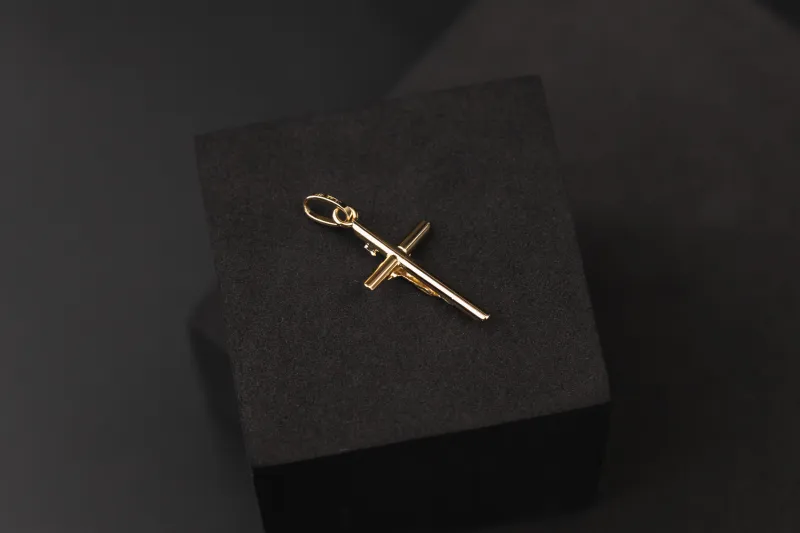 18ct Yellow Gold Crucifix Pendant 2g