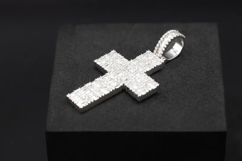 18ct White Gold Pavé Diamond Cross Pendant 1.58ct