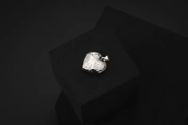 9ct White Gold Heart Shaped Family Locket 1.49g