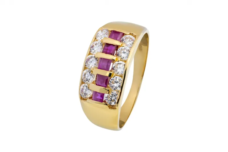 18ct Yellow Gold Ruby & Cubic Zirconia Ring 4.6g