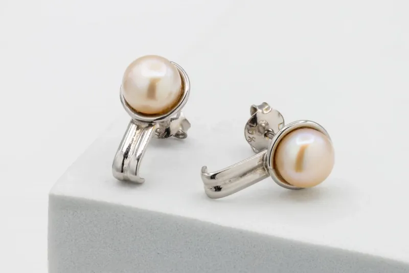 9ct White Gold Costume Pearl  Stud Earrings 2.8g