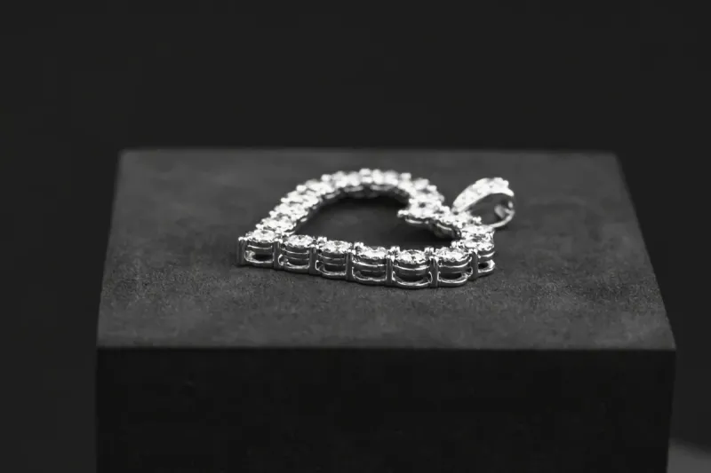 9ct White Gold Diamond Heart Pendant 1ct