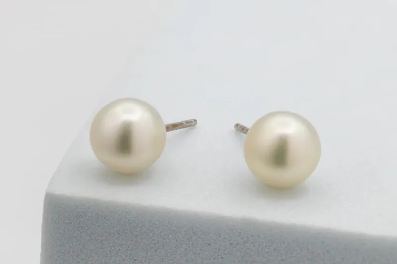 18ct White Gold Fresh Water Pearl Studs 1.9g