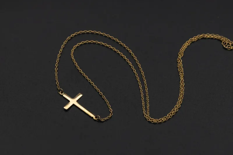 9ct Yellow Gold Chain And Cross 1.8g