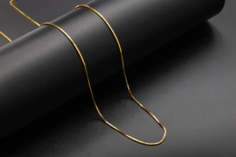 18ct Yellow Gold Box Chain Necklace 23 Inch