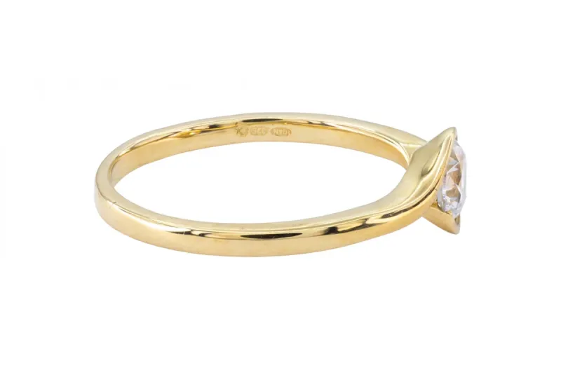 9ct Yellow Gold Cubic Zirconia Ring 1.8g