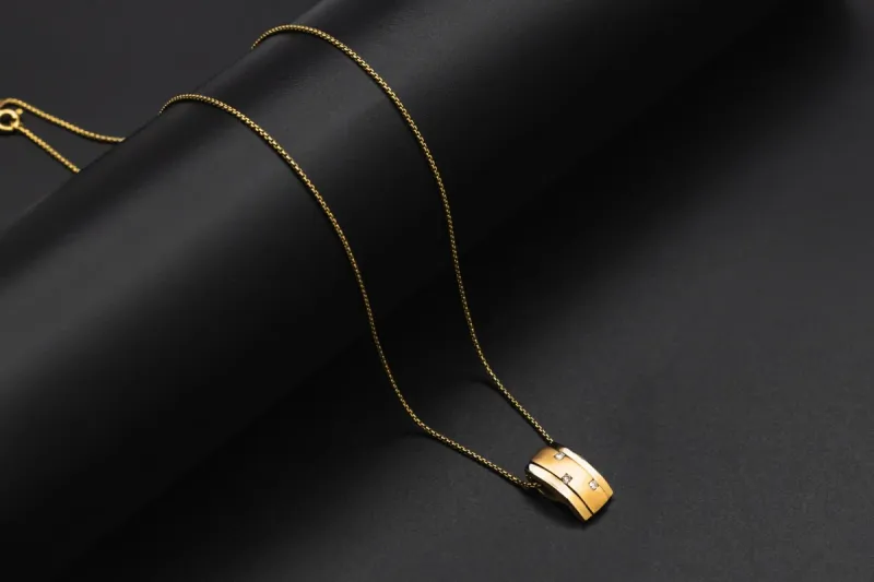 18ct Yellow Gold & Diamond Pendant Necklace 4.6g