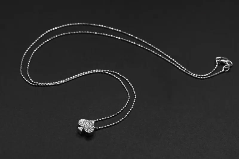 14ct White Gold Diamond Spade Pendant Necklace 2.6g