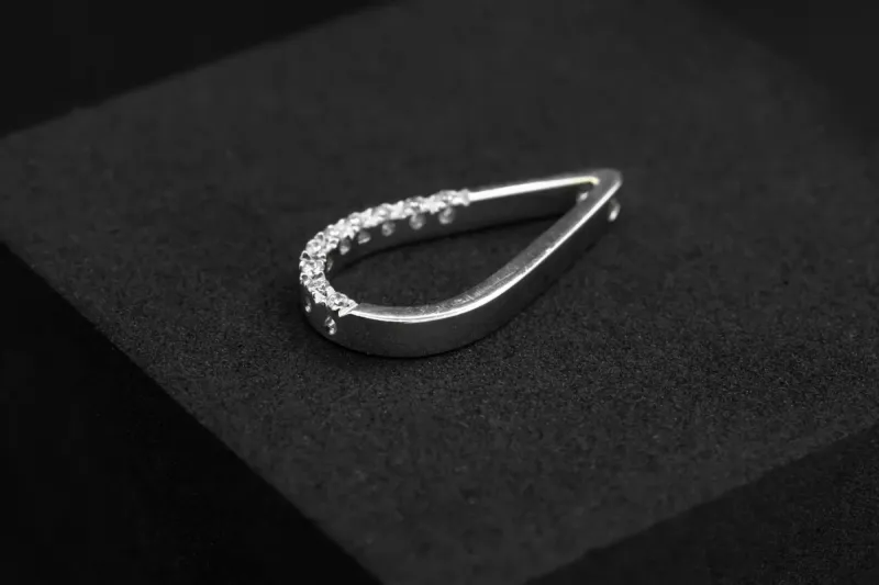 18ct White Gold Diamond Tear Drop Pendant 2g