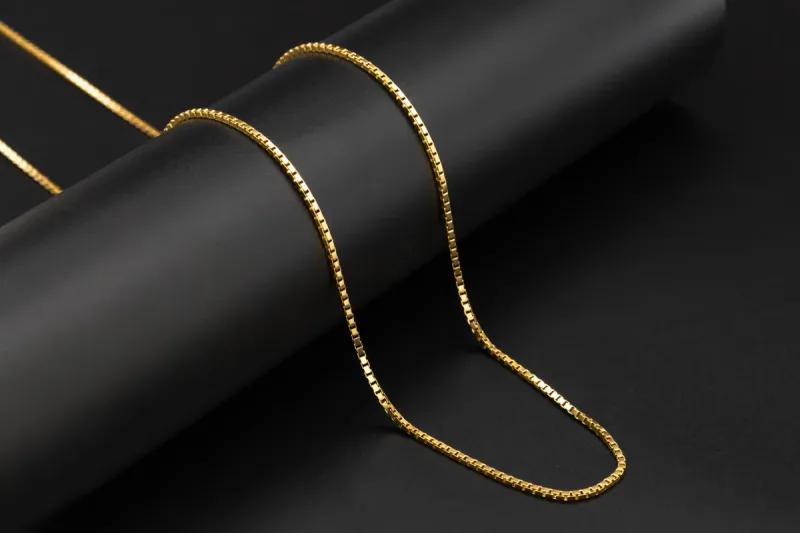 18ct Yellow Gold Box Chain Necklace 28 Inch