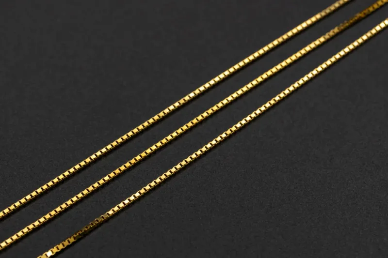 18ct Yellow Gold Box Chain Necklace 23 Inch