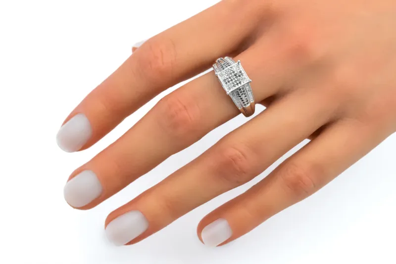 9ct White Gold Black & White Diamond Ring 0.20ct 3.1g