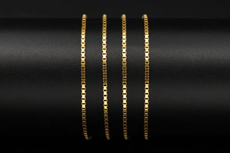 18ct Yellow Gold Box Chain Necklace 28 Inch