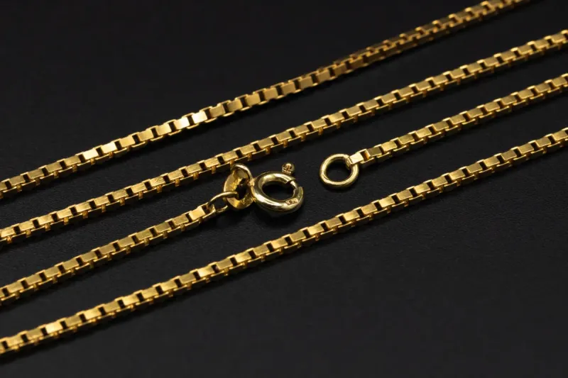 18ct Yellow Gold Box Chain Necklace 28 Inch