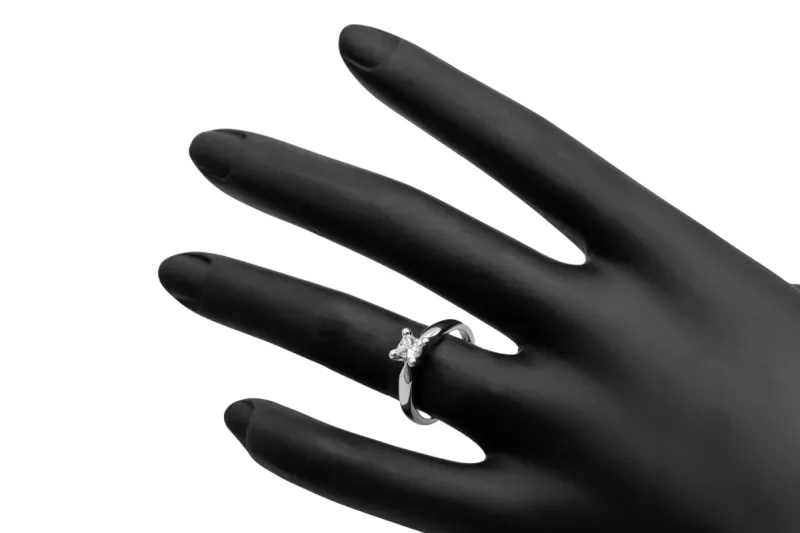 18ct White Gold Diamond Engagement Ring 0.40ct 3.4g