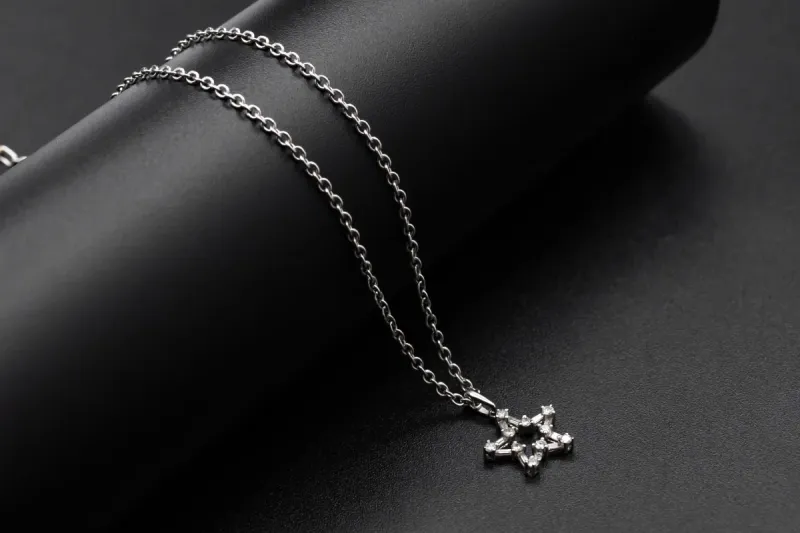 18ct White Gold Necklace & Diamond Star Pendant 0.50ct