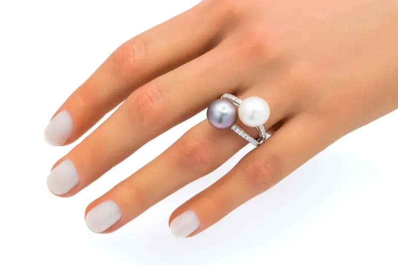 9ct White Gold Diamond Cultured Grey & White Pearl Ring 0.39ct