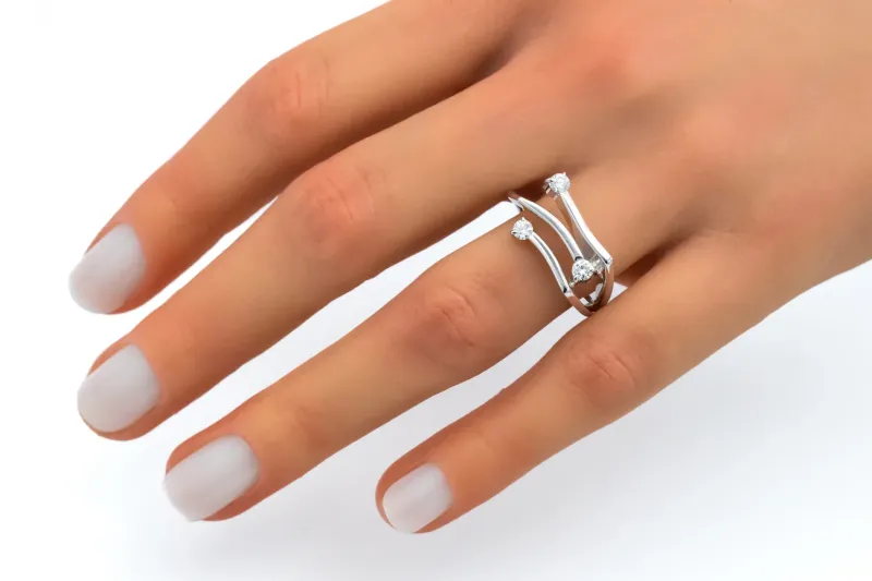 14ct White Gold 3 Stone Diamond Split Shank Ring 4.7g 0.26ct