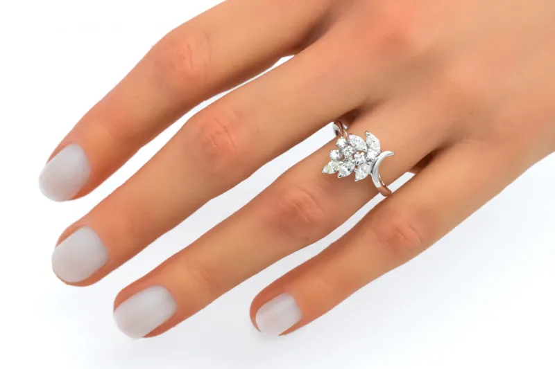 18ct White Gold Diamond Leaf Design Ring 3.9g