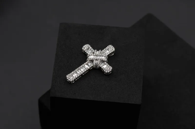 18ct White Gold Baguette & Round Diamond Cross Pendant 1.49ct