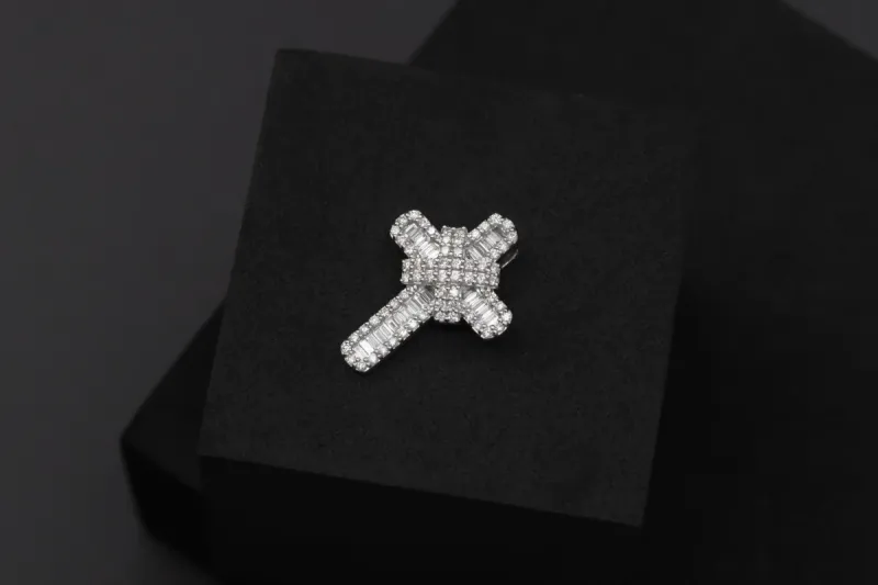 9ct White Gold Diamond Cross Pendant 0.85ct VS