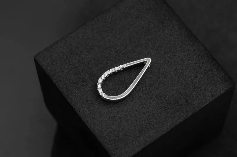 18ct White Gold Diamond Tear Drop Pendant 2g