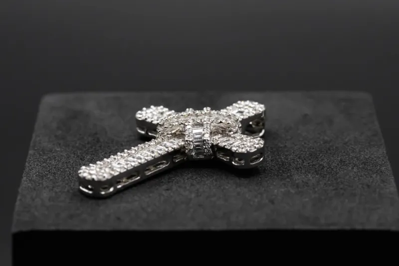 18ct White Gold Baguette & Round Diamond Cross Pendant 1.49ct