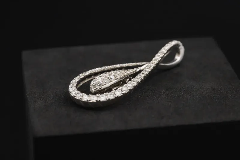 18ct White Gold Floating Diamond Pendant 0.75ct