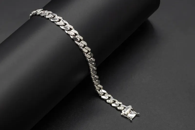 18ct White Gold Diamond Curb Link Bracelet 1.05ct