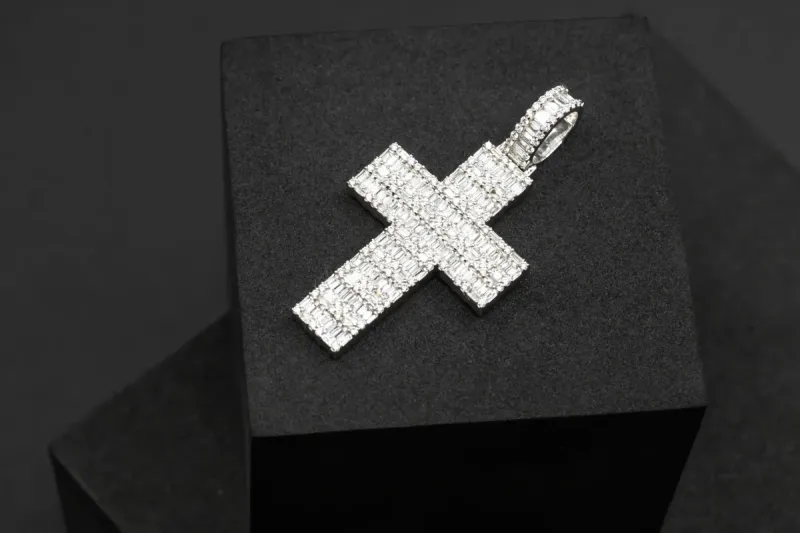 18ct White Gold Pavé Diamond Cross Pendant 1.58ct