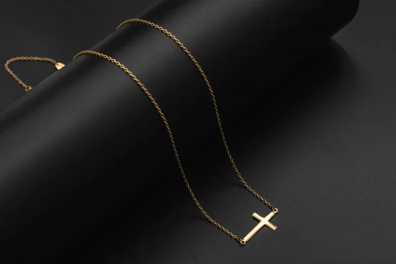 9ct Yellow Gold Chain And Cross 1.8g