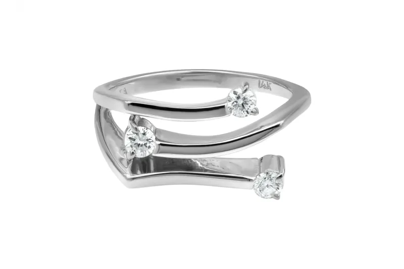 14ct White Gold 3 Stone Diamond Split Shank Ring 4.7g 0.26ct