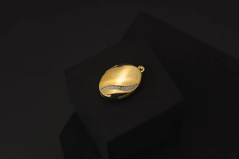9ct Yellow Gold Oval Shaped Family Locket 2.32g