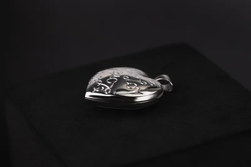 9ct White Gold Heart Shaped Family Locket 1.49g