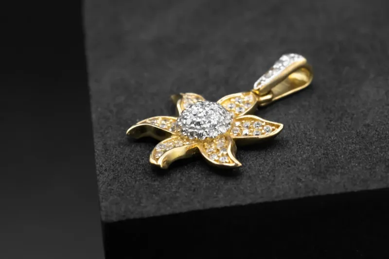 9ct Yellow Gold Cubic Zirconia Flower Pendant 1.5g