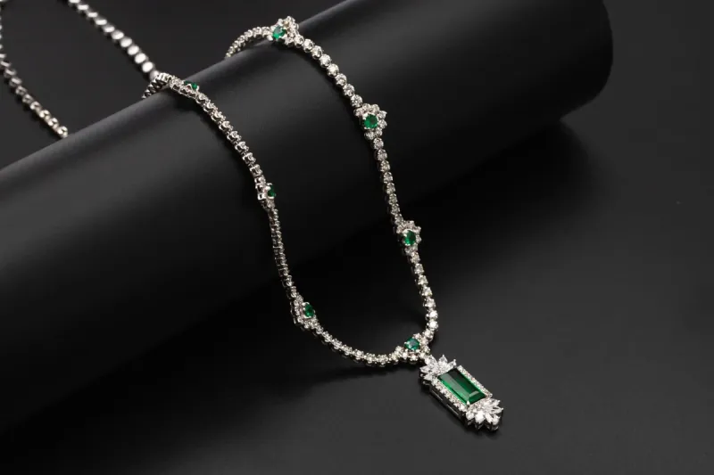 18ct White Gold Diamond and Emerald Necklace 3.61cts