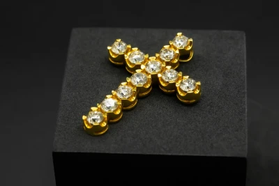 18ct Yellow Gold Diamond Cross 4.60cts