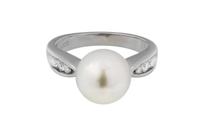 Platinum Diamond & White Cultured Pearl Ring 0.26ct 7.22g