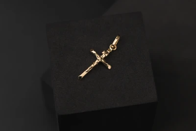 18ct Yellow Gold Crucifix Pendant 2g