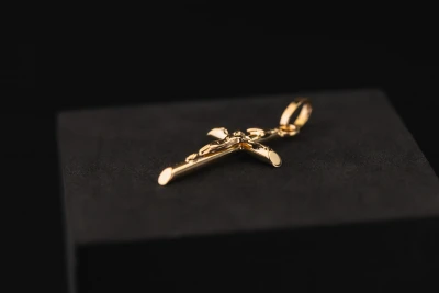 18ct Yellow Gold Crucifix Pendant 2g