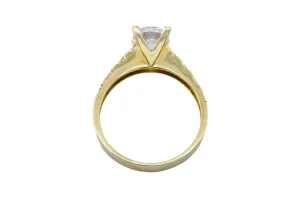 Round Brilliant Diamond with Accented Shoulders in 18ct Yellow Gold